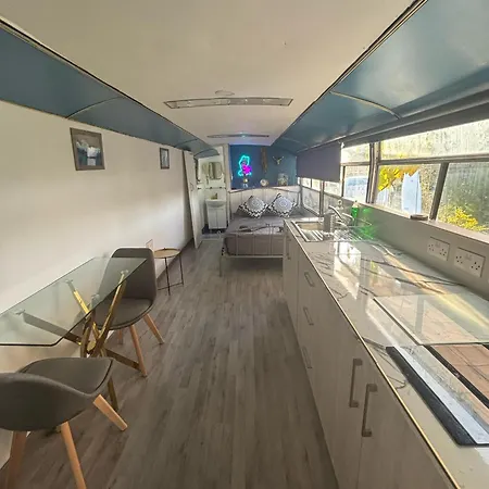 Kemping Couples Getaway Bus