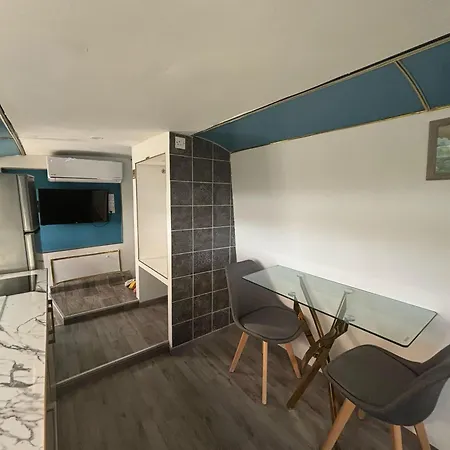 Couples Getaway Bus Klorakas