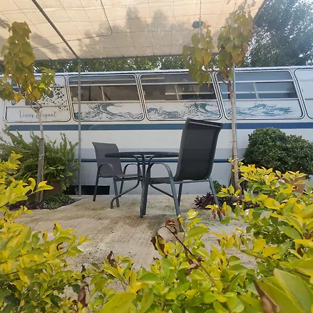 Kemping Couples Getaway Bus Klorakas